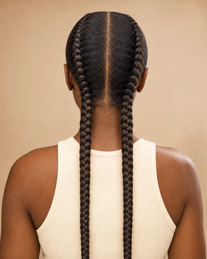 Dos trenzas feed-in largas con crecimiento progresivo del grosor