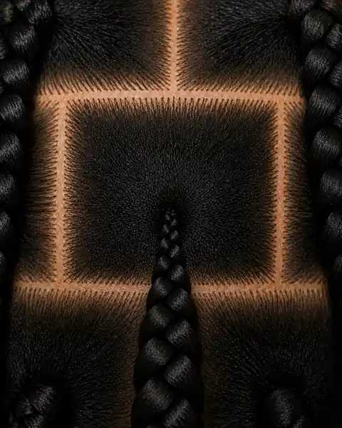 Nahaufnahme einer Knotless Braid, die fein mit eigenem Haar beginnt und durch eingearbeitetes Flechthaar dicker wird
